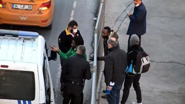 Avcılar'da taksiciyle yabancı uyruklu yolcunun ücret tartışması! Demir parmaklıkların arasında bekleterek gitmelerine izin vermedi-4