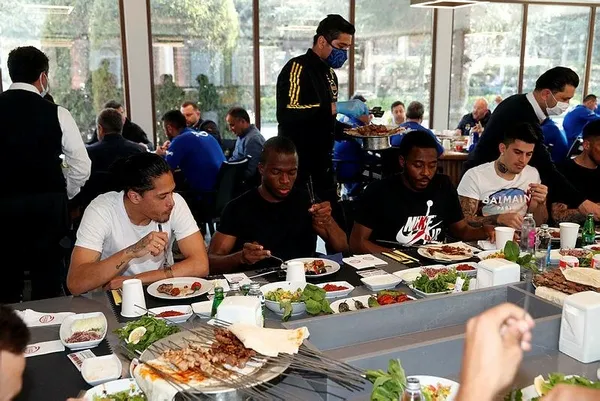 Fenerbahçe'de Başkan Ali Koç ve yöneticiler futbol takımı ile barbekü partisinde bir araya geldiler-2