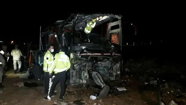 SON DAKİKA: Şanlıurfa'da Irak uyrukluları taşıyan yolcu otobüsü devrildi: Ölü ve yaralılar var-2