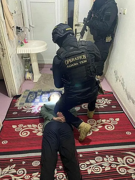 adanada-kopruye-teror-orgutu-elebasi-ocalanin-pacavrasini-asan-2-kisi-yakalandi-1707559143135.jpeg Adana'da köprüye terör örgütü elebaşı Abdullah Öcalan'ın paçavrasını asan 2 kişi yakalandı-3