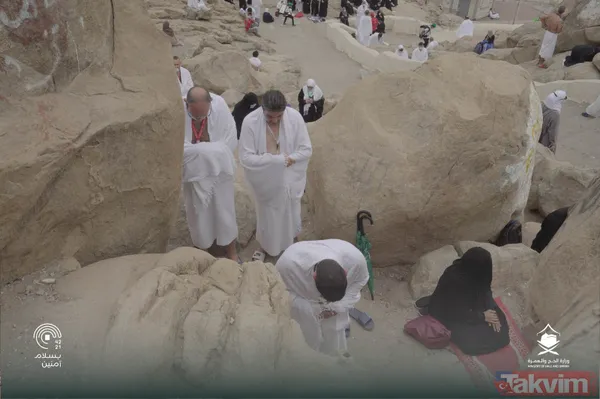 Mekke'de 200 Kişi Tarafından Saf İpekten Örülen Yeni "Kisve-İ Şerif", Kabe'ye Giydirildi.