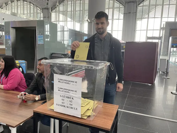 yurt-disinda-sandiklar-kuruldu-2-tur-icin-oy-verme-islemi-basliyor-1684483008951.jpg