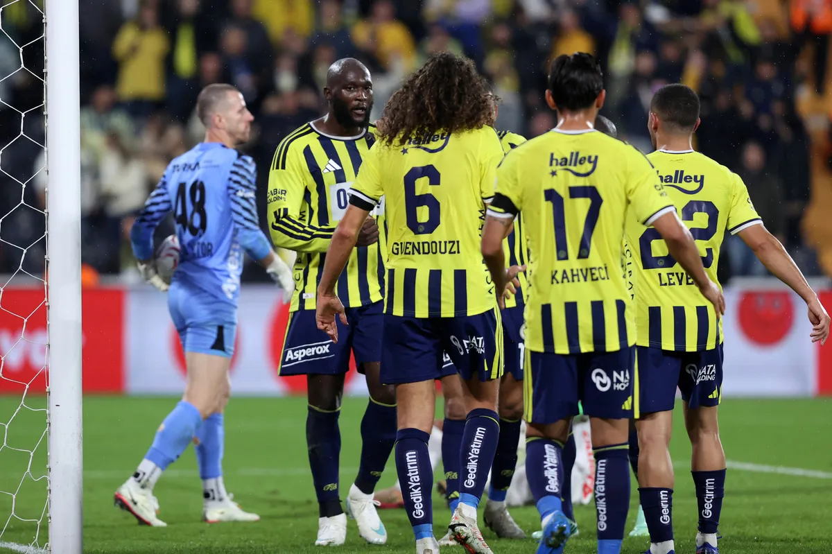 fenerbahcede-ismail-kartal-ayriligi-futbolculari-sevindirdi-1793347895015.jpg Fenerbahçe'de o yıldızlar İsmail Kartal'ın gidişinden memnun!-2