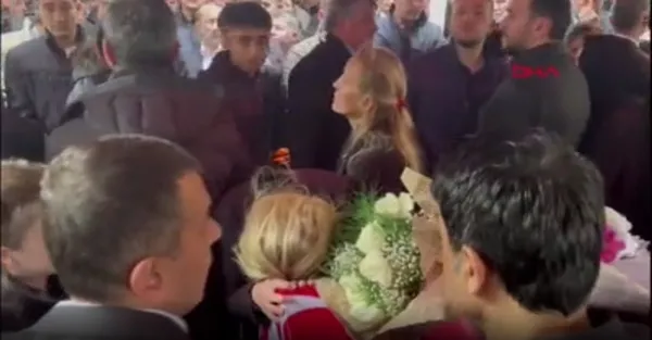 abdurrahim-albayrakin-aci-gunu-torunu-batuhan-bostanci-son-yolculuguna-ugurlaniyor-annesi-evlat-acisiyla-yikil-1669036502442.jpg Abdurrahim Albayrak'ın acı günü: Torunu Batuhan Bostancı son yolculuğuna uğurlandı! Annesi evlat acısıyla yıkıldı-8