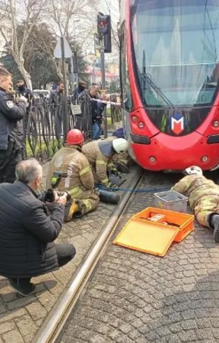 Son dakika: Fatih'te bir yaya tramvayın altında kaldı! Acı haber