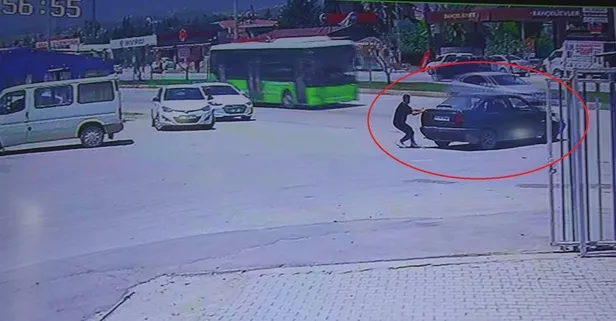 Hatay'da el frenini çekmeyi unuttuğu aracının peşinden koşsa da çaresiz kaldı, o anlar kamerada