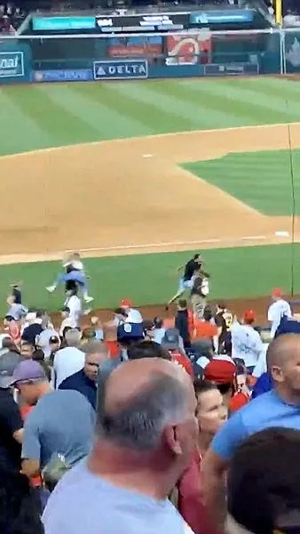 washingtonda-beyzbol-maci-sirasinda-silah-sesleri-3-kisi-vuruldu-1626624643274.jpeg Washington'da beyzbol maçı sırasında silah sesleri! 3 kişi vuruldu-1