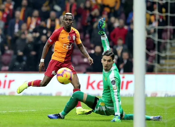 henry-onyekuru-galatasaraya-calim-atti-fransizlar-devrede-1608045992240.jpg Henry Onyekuru Galatasaray'a çalım attı! Fransızlar devrede...-3