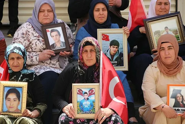diyarbakir-annelerinin-evlat-nobetinde-1000-gun-hacire-akar-anne-yuregi-karsisinda-kimse-duramaz-1653805500536.jpeg
