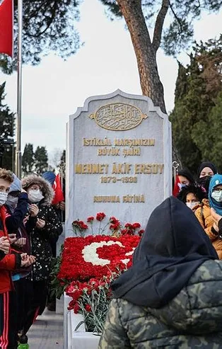 İstiklal Marşı'nın yazarı Milli şair Mehmet Akif Ersoy vefatının 85. yılında kabri başında anıldı