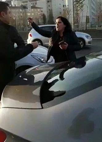 Otobüsü kilometrelerce takip edip yolu kapattı! Trafik felç oldu-1