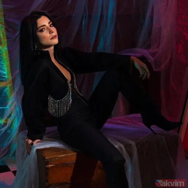 Merve Boluğur önce derin dekoltesiyle poz verdi sonra bikinili paylaşım yaptı! Göğüs ucuna uyguladığı sansür çok konuşuldu - 1