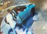 Polisiz diyerek turisti önce gasp ettiler, sonra arabayla üzerinden geçtiler (Video)