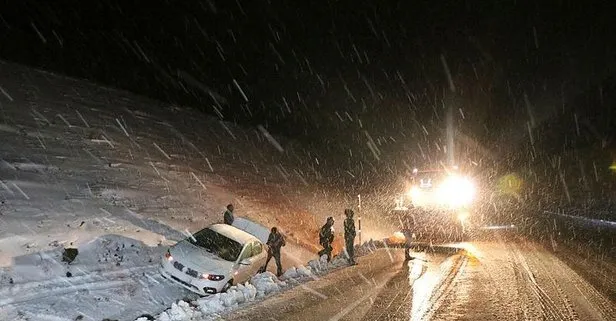 Erzincan-Sivas kara yolunda ulaşım kar ve tipi nedeniyle güçlükle sağlanıyor