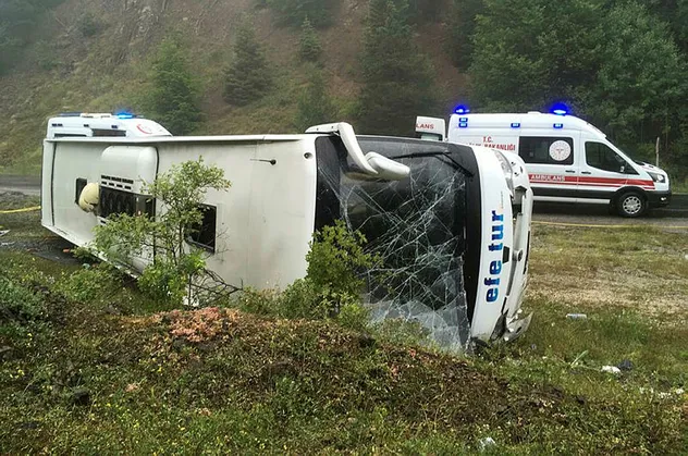 Kastamonu'da yolcu otobüsü devrildi! Yaralılar var