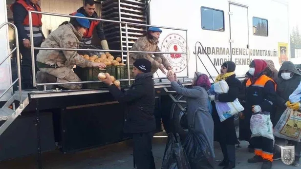 Mehmetçik milletin yanında! Kara propagandalara inat: Dört bir koldan yardıma koşuyorlar-8