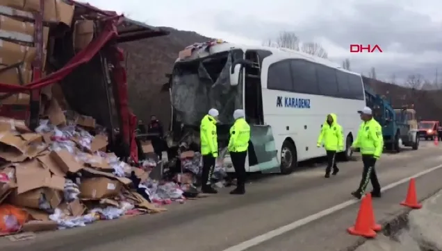 cankiri da otobus tir a carpti cok sayida yarali var video