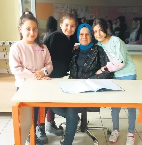 Depremzede Aslı öğretmen ve öğrencileri (takvim.com.tr | Ekran görüntüsü)