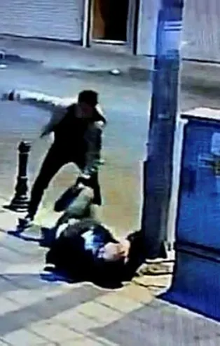 Tekirdağ'da kan donduran anlar! Laf atma kavgasında kan aktı! Defalarca bıçakladı yetmedi kafasını tekmeledi