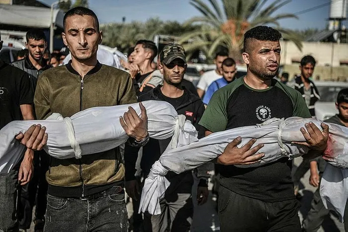 Katil İsrail saldırısından kurtulan Gazzeli çocuk Batı'nın katliamını haykırdı: "Bütün ülkeler için kanımız ucuz"-3