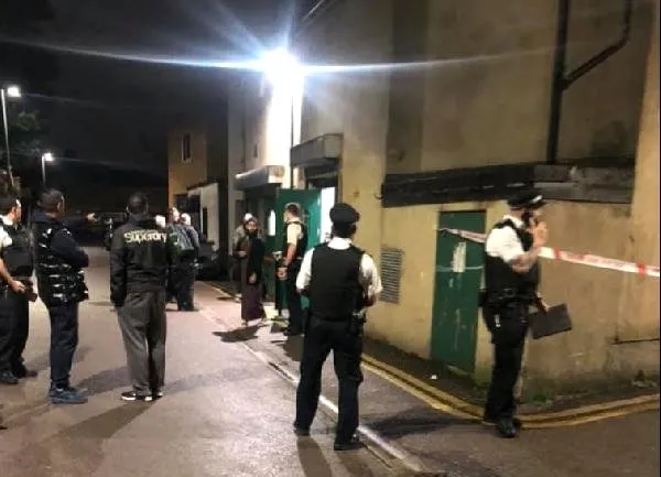 Londra'da saldırgan silahla camiye girmeye çalıştı!-1