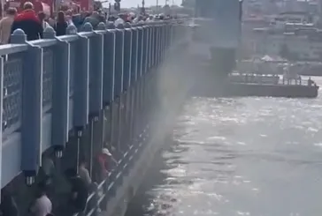 Galata Köprüsü'nde yangın paniği