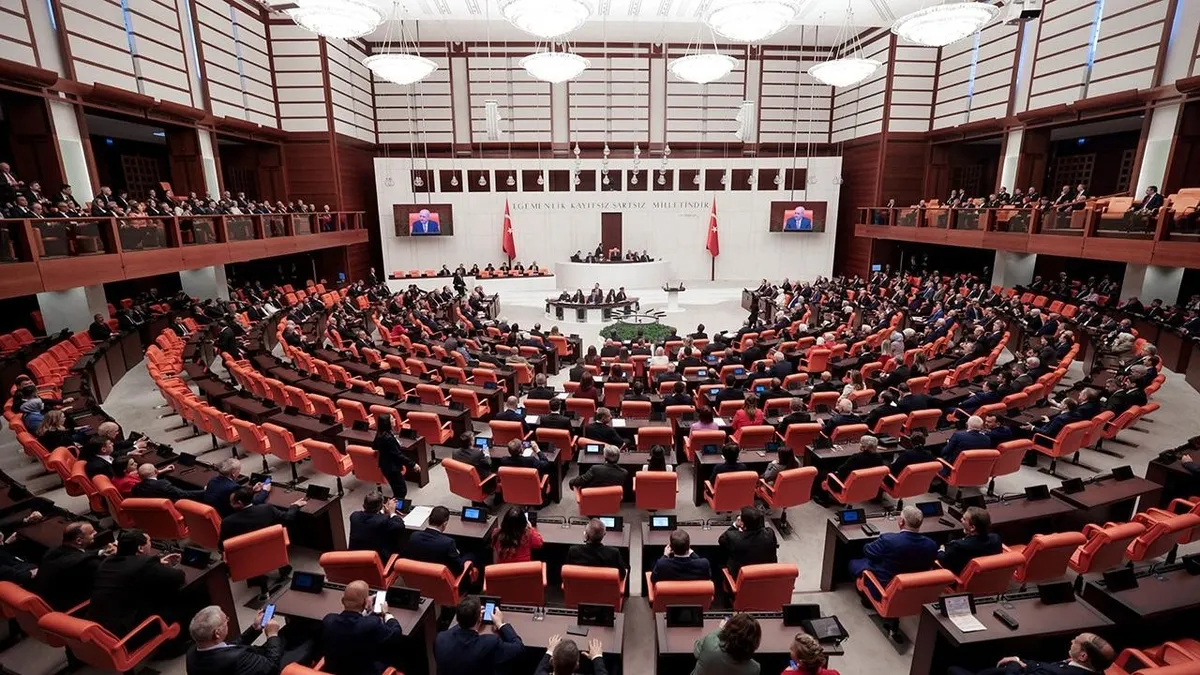 chpde-dest-i-izdivac-murat-emir-ile-evrim-rizvanoglu-sessiz-sedasiz-evlendi-1782300655178.jpeg CHP'de dest-i izdivaç: Murat Emir ile Evrim Rızvanoğlu sessiz sedasız evlendi-3