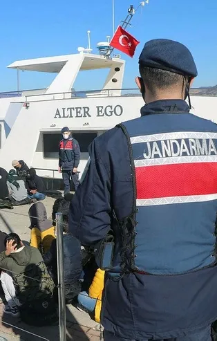 Son dakika: İzmir'de İHA destekli göçmen operasyonu: 226 göçmen ile 10 insan kaçakçısı yakalandı
