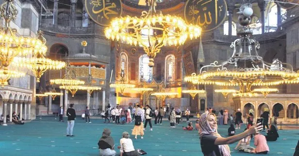 Ayasofya Camii’ne turist akını
