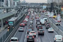 İstanbul'da haftanın ilk iş gününde trafik çilesi! Anadolu'da yoğunluk yüzde 87'yi gördü