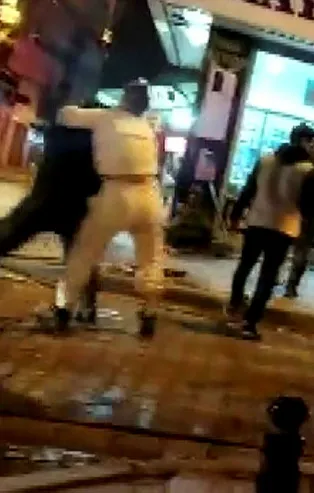 İstanbul'da yol verme tartışması kavgaya döndü! Araçtan inen kadın İETT otobüsünü yumrukladı