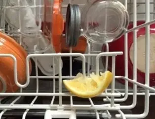 Bulaşık makinesini çalıştırırken içine limon atarsanız...