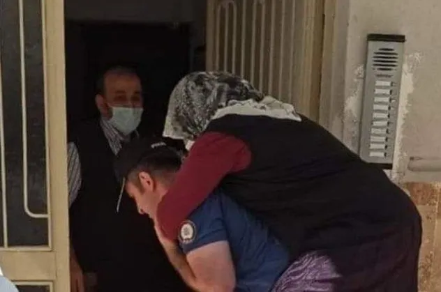 Tokat Emniyet Müdürlüğü'nde görevli polis, ayağı kırılan kadını sırtında taşıdı! "Hep yanınızdayız ve emrinizdeyiz"