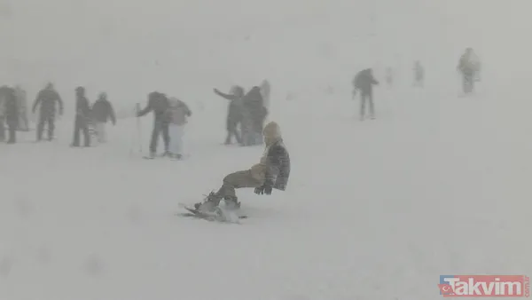 Uludağ doldu taştı! Yoğun sis ve tipiye rağmen kayak severler akın etti - 3
