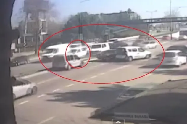 Karşıdan karşıya geçen yayalar trafiği karıştı! 9 araç birbirine girdi