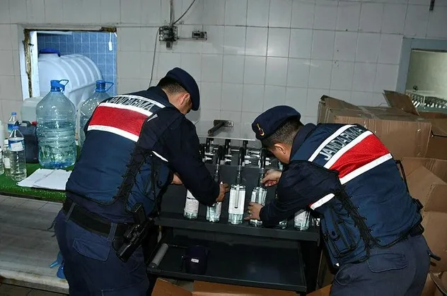 Tekirdağ'ın Saray ilçesinde 7 ton sahte içki ele geçirildi