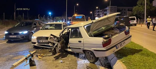 İki otomobil kafa kafaya çarpıştı: 2 yaralı