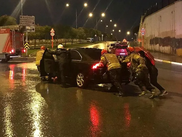 İstanbul'da sağanak sonrası yollar göle döndü, araçlar yolda mahsur kaldı-2