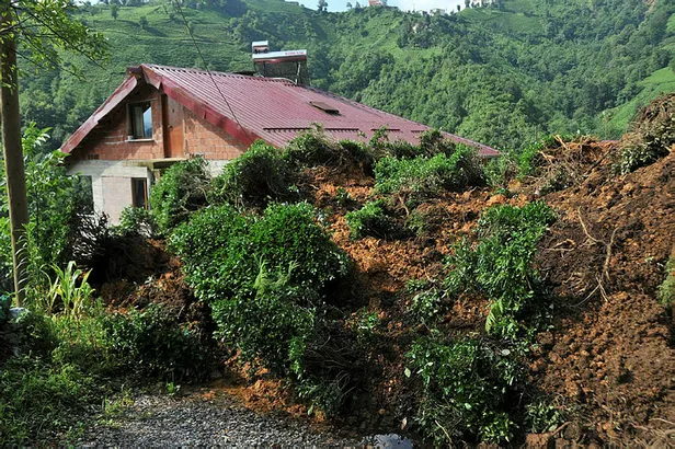 Rize'de sel felaketi! Yağış can aldı-1