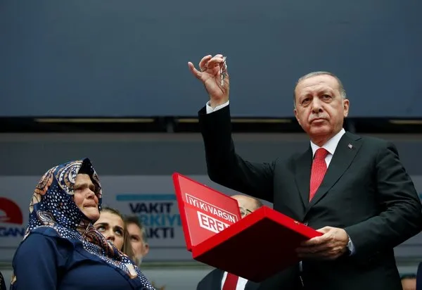 Cumhurbaşkanı Erdoğan şehit Eren Bülbülün annesine hediye edilen evin anahtarını verdi