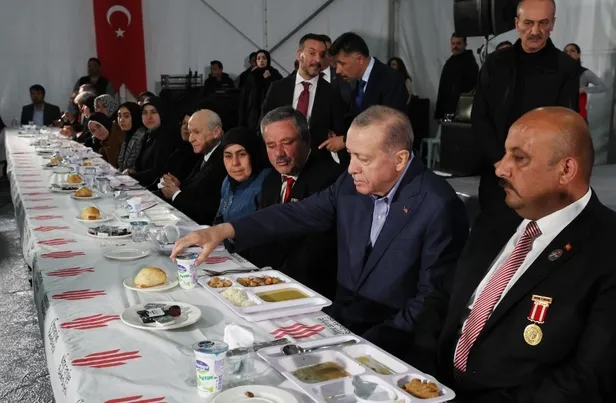 baskan-erdogan-ilk-iftari-deprem-bolgesinde-yapti-6liya-tepki-kandilin-kapisinda-nobet-tutanlar-sizi-karamsarl-1679591369883.jpeg