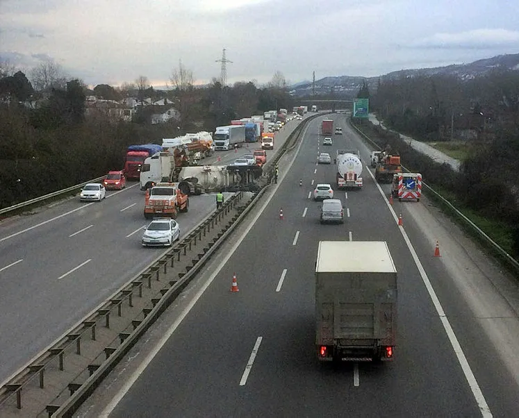 TEM’de feci kaza! Tanker devrildi trafik kilitlendi