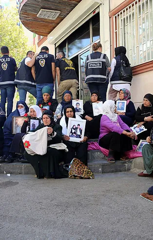 HDP'den oturma eylemindeki anneye tehdit!