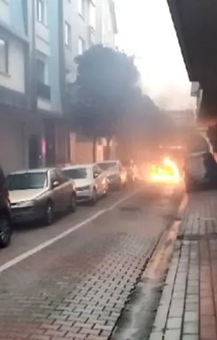 Bahçelievler'de seyir halindeki otomobil alev alev yandı