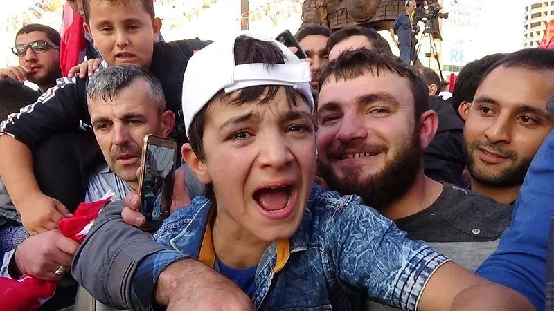 Suriyeli çocuk Erdoğan'a sarılıp teşekkür etti-1