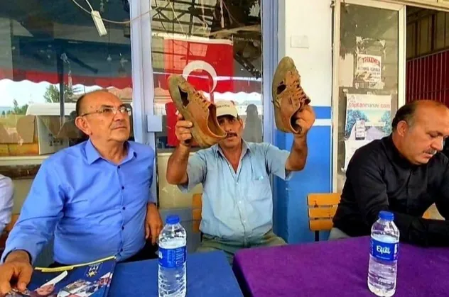 İYİ Parti kirli algı oyunlarına doymuyor: 'Ayakkabısı delik, aç' dedikleri kişinin serası, traktörü ve arabası olduğu ortaya çıktı