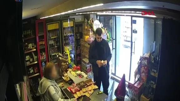 7 yıl hapis cezası bulunan hırsızlık firarisinin yakalanma anı kamerada