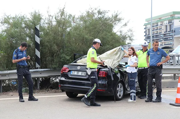 Bursa'da dehşet veren kaza! Lüks aracın tavanı kamyonda kaldı
