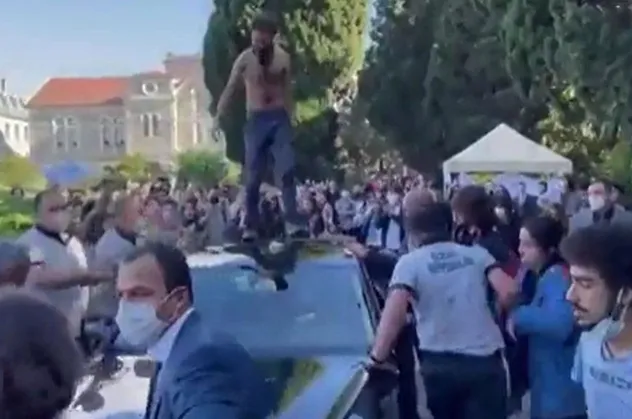 İsmail Saymaz'a göre rektörün aracının üstüne çıkıp tepinen ve polise terörist diyen vandallar masum