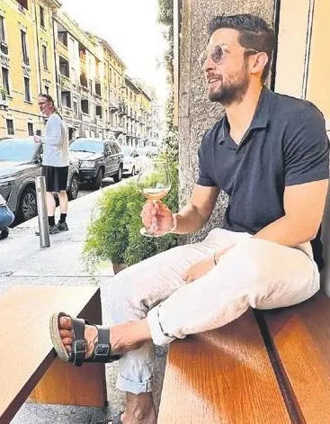 ask-komsuda-kaldi-1697841162089.jpeg Aşk komşuda kaldı! Demet Özdemir, Yunan aşkı Dj Sergio ile yollarını ayırdı-2